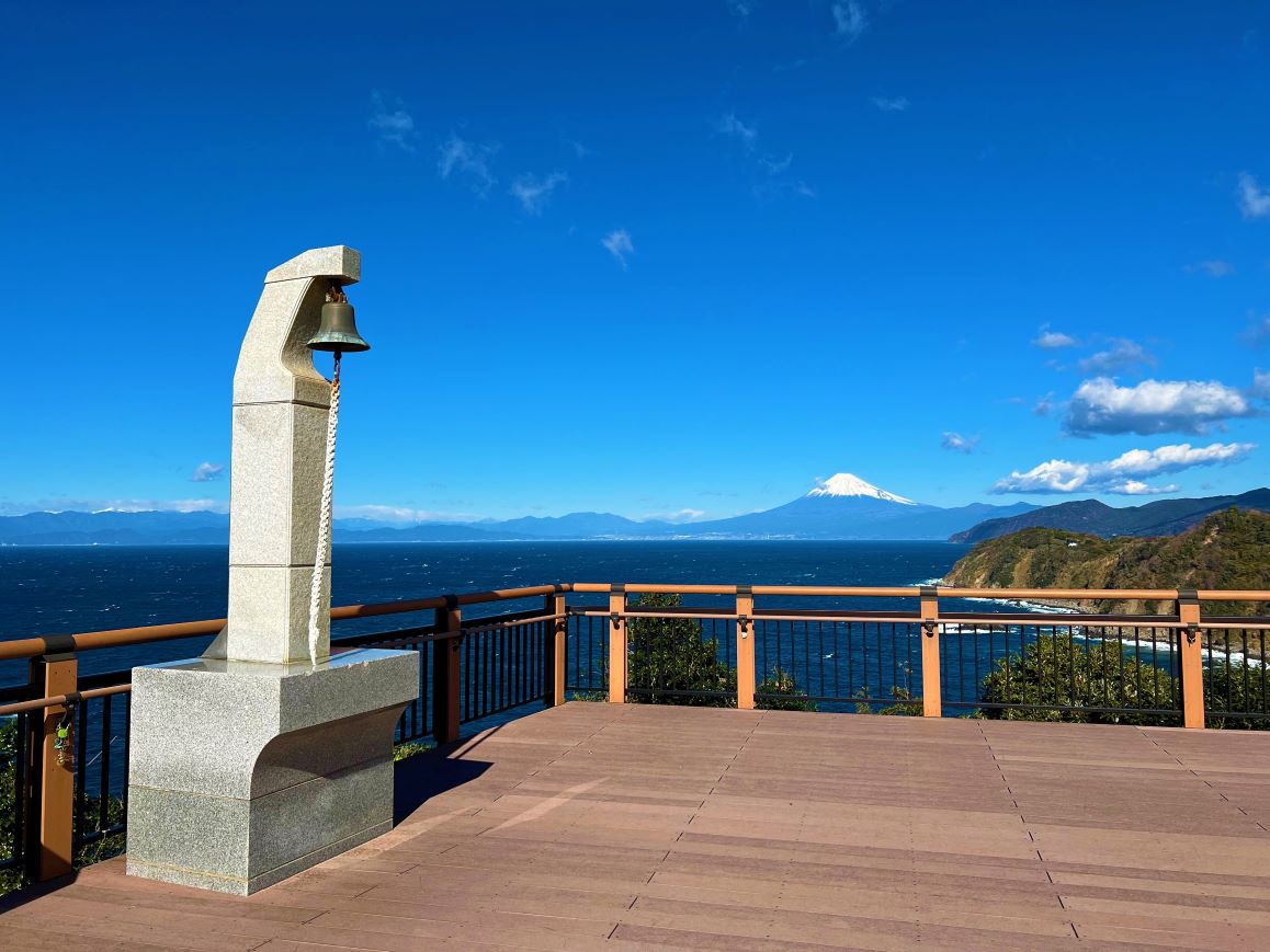 恋人岬 静岡県西伊豆にある恋愛パワースポット 展望デッキからの絶景も有名です ちしき旅